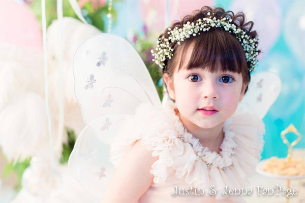 Nổi tiếng không kém các ngôi sao tại Thái Lan chính là bé gái xinh đẹp Jirada Jenna Moran.